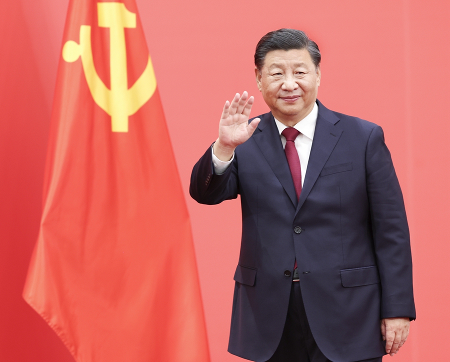 10月23日，剛剛在中國共產黨第二十屆中央委員會第一次全體會議上當選的中共中央總書記習近平和中共中央政治局常委李強、趙樂際、王滬寧、蔡奇、丁薛祥、李希在北京人民大會堂同采訪中共二十大的中外記者親切見面。這是習近平向在場的中外記者揮手致意。