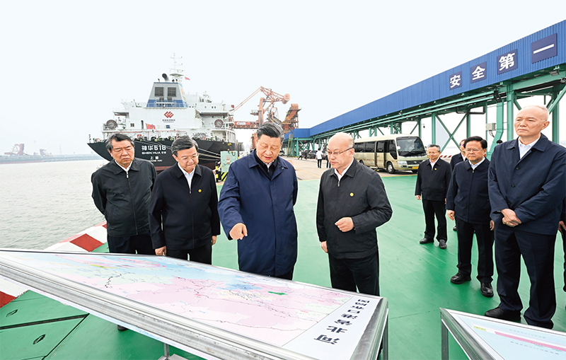 2023年5月11日至12日，中共中央總書記、國(guó)家主席、中央軍委主席習(xí)近平在河北考察，并主持召開深入推進(jìn)京津冀協(xié)同發(fā)展座談會(huì)。這是11日下午，習(xí)近平在滄州市黃驊港煤炭港區(qū)碼頭考察。 新華社記者 李學(xué)仁/攝